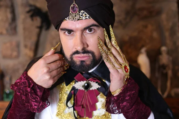 Nahaufnahme Porträt Eines Muslimischen Bärtigen Mannes Zaubererkleidung — Stockfoto