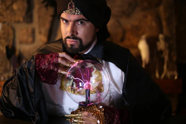 Nahaufnahme Porträt Eines Muslimischen Bärtigen Mannes Zaubererkleidung Der Eine Mystische — Stockfoto
