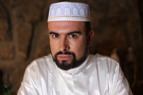 Portrait Gros Plan Homme Barbu Musulman Vêtements Blancs Traditionnels Intérieur — Photo