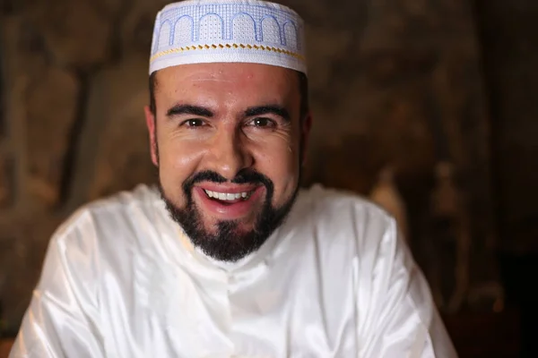Nahaufnahme Porträt Eines Muslimischen Bärtigen Mannes Traditioneller Weißer Kleidung Innenräumen — Stockfoto