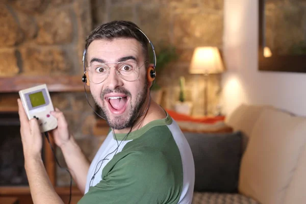 Retrato Belo Jovem Com Console Jogos Portátil Jogando Casa — Fotografia de Stock