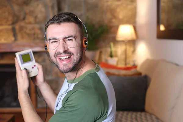 Retrato Belo Jovem Com Console Jogos Portátil Jogando Casa — Fotografia de Stock