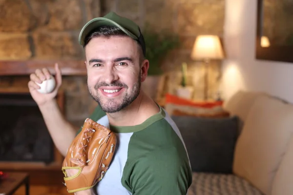 Portrét Pohledného Mladého Muže Baseballovou Rukavicí Míčkem Doma — Stock fotografie