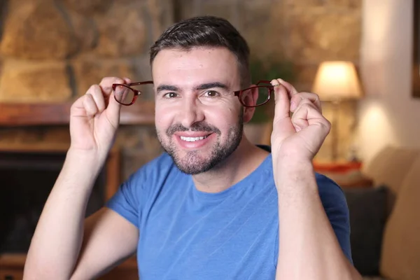 Porträtt Stilig Ung Man Med Trasiga Glasögon Hemma — Stockfoto