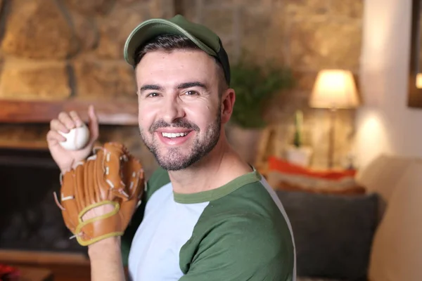 Porträtt Stilig Ung Man Med Basebollhandske Och Boll Hemma — Stockfoto