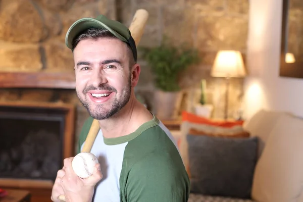 Portrét Pohledného Mladého Muže Baseballovou Pálkou Míčkem Doma — Stock fotografie
