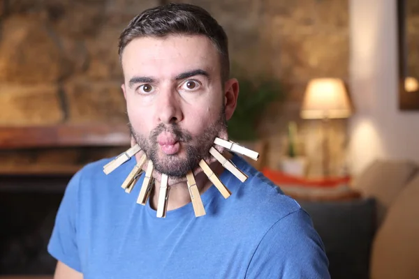 Joven Guapo Haciendo Muecas Con Alfileres Ropa Barba Casa — Foto de Stock