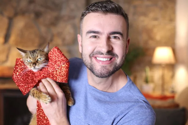 Porträtt Stilig Ung Man Som Håller Katt Med Röd Dekorativ — Stockfoto