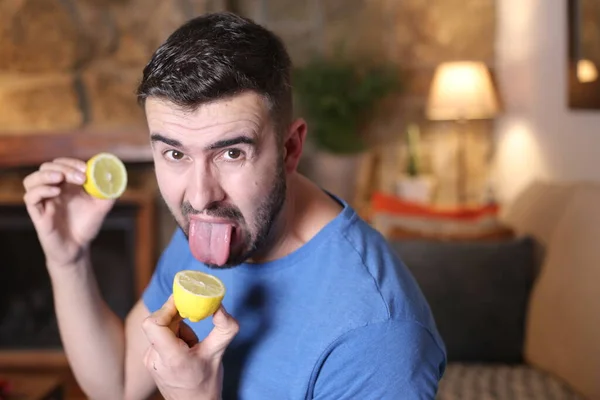 ハンサムな若い男の肖像画家でサワーレモンフルーツを舐める — ストック写真