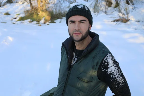 头戴冬帽 身穿冬季森林背心的英俊年轻人 — 图库照片