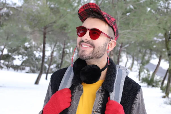 Joven Guapo Ropa Abrigo Elegante Gafas Sol Rojas Bosque Invierno — Foto de Stock