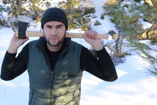 Bello Giovane Uomo Abiti Caldi Tenendo Ascia Nella Foresta Invernale — Foto Stock