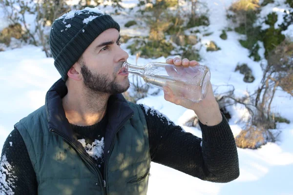 Joven Guapo Ropa Abrigo Sosteniendo Botella Vidrio Bosque Invierno — Foto de Stock