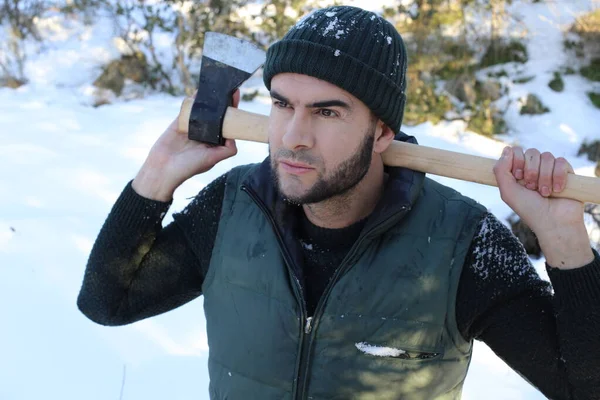 Bello Giovane Uomo Abiti Caldi Tenendo Ascia Nella Foresta Invernale — Foto Stock