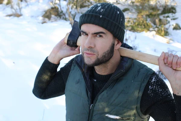 Bello Giovane Uomo Abiti Caldi Tenendo Ascia Nella Foresta Invernale — Foto Stock