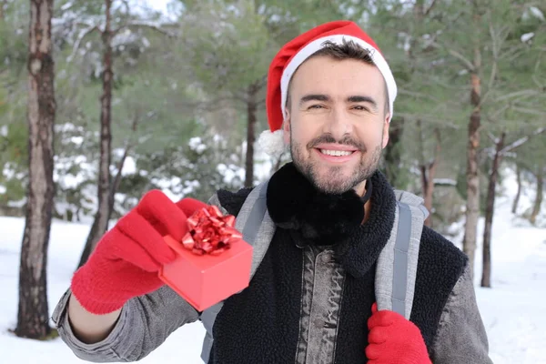 Bello Giovane Uomo Cappello Babbo Natale Possesso Scatola Regalo Rossa — Foto Stock