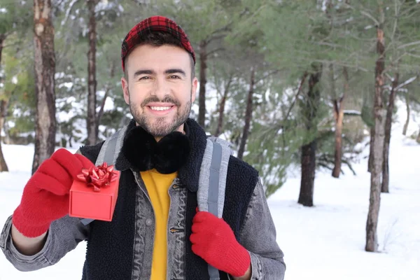 Joven Guapo Ropa Abrigo Sosteniendo Caja Regalo Roja Bosque Invierno —  Fotos de Stock