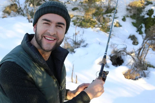 Stilig Ung Man Varma Kläder Håller Fiskespö Vinterskogen — Stockfoto