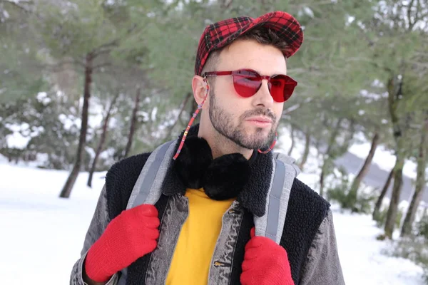 Kış Ormanlarında Şık Kıyafetler Kırmızı Güneş Gözlüğü Takan Yakışıklı Genç — Stok fotoğraf