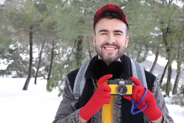 Stilig Ung Man Med Ryggsäck Med Vintage Film Kamera Vinterskogen — Stockfoto