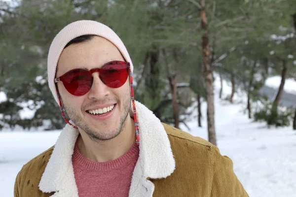 Jovem Bonito Roupas Quentes Elegantes Óculos Sol Vermelhos Floresta Inverno — Fotografia de Stock