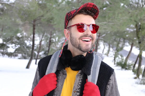 Kış Ormanlarında Şık Kıyafetler Kırmızı Güneş Gözlüğü Takan Yakışıklı Genç — Stok fotoğraf