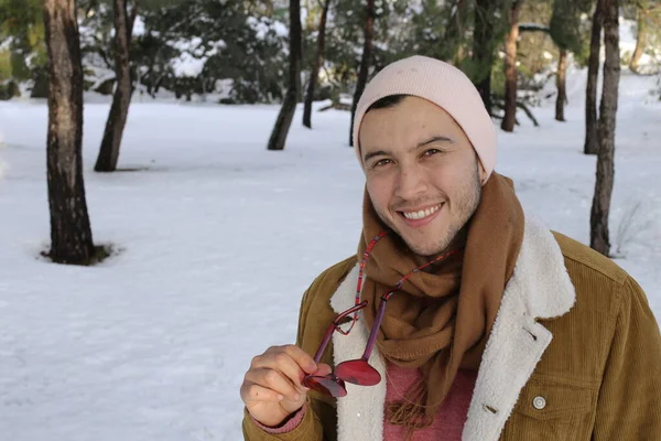 Joven Guapo Ropa Abrigo Con Estilo Bosque Invierno —  Fotos de Stock