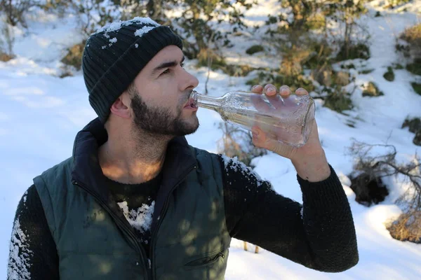 Joven Guapo Ropa Abrigo Sosteniendo Botella Vidrio Bosque Invierno — Foto de Stock