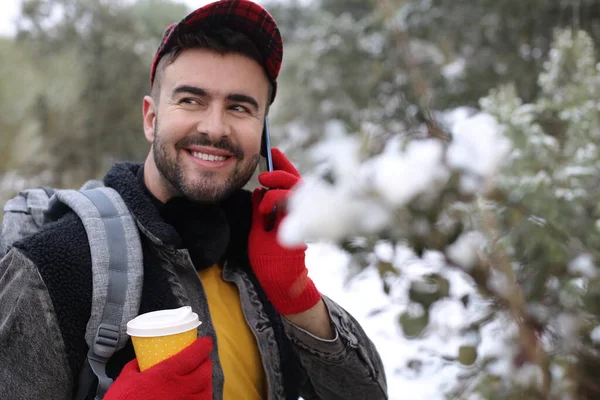 Stilig Ung Man Med Ryggsäck Och Papper Kopp Kaffe Talar — Stockfoto