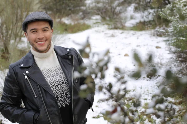 Bello Giovane Elegante Giacca Pelle Nella Foresta Invernale — Foto Stock