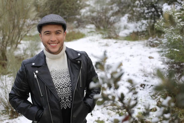 Bello Giovane Elegante Giacca Pelle Nella Foresta Invernale — Foto Stock