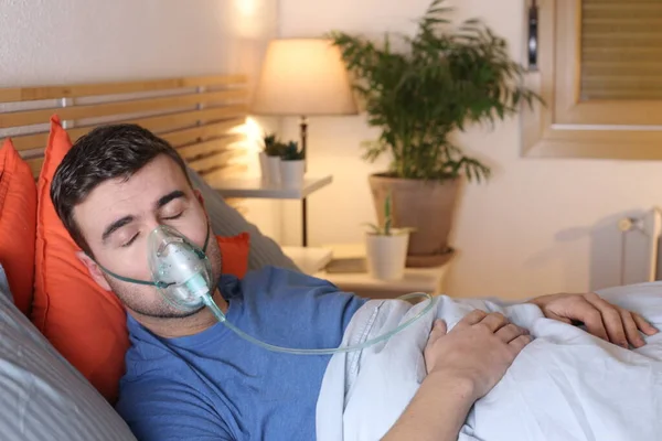 Schöner Junger Mann Mit Medizinischer Sauerstoffmaske Hause Bett — Stockfoto