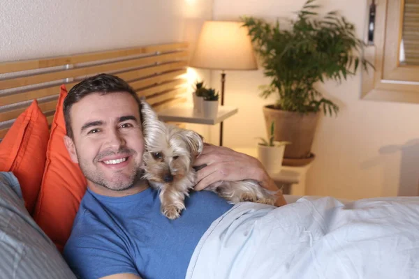 ハンサムな若い男と犬は家でリラックスして — ストック写真