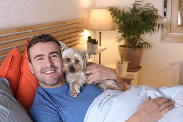 Jovem Bonito Com Seu Cão Relaxando Cama Casa — Fotografia de Stock