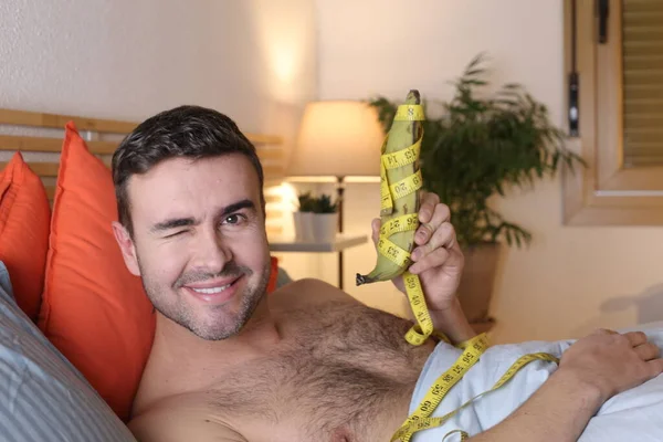 Bello Giovane Uomo Senza Camicia Che Tiene Banana Coperta Con — Foto Stock