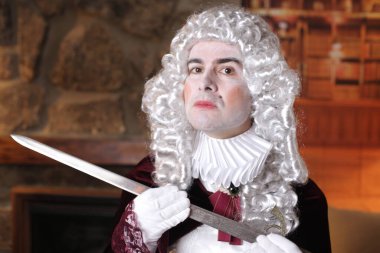 Viktorya tarzı kostümlü genç adam elinde kılıç tutuyor.