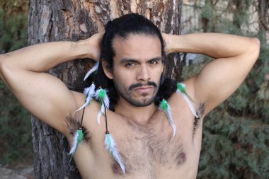 Yakışıklı, üstsüz, uzun saçlı genç bir adamın portresi.