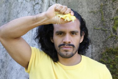 Dışarıdaki sarı tişörtlü yakışıklı genç adamın portresi.