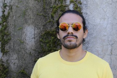 Dışarıdaki sarı tişörtlü yakışıklı genç adamın portresi.