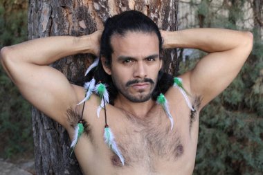 Yakışıklı, üstsüz, uzun saçlı genç bir adamın portresi.