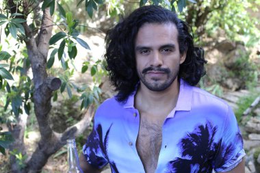 Mor gömlekli yakışıklı bir genç adam portresi.