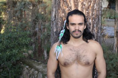 Yakışıklı, üstsüz, uzun saçlı genç bir adamın portresi.