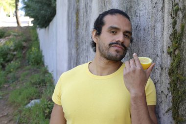 Dışarıdaki sarı tişörtlü yakışıklı genç adamın portresi.