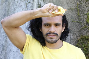 Dışarıdaki sarı tişörtlü yakışıklı genç adamın portresi.