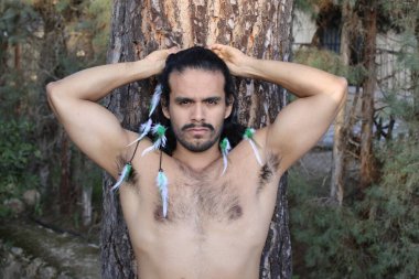 Yakışıklı, üstsüz, uzun saçlı genç bir adamın portresi.