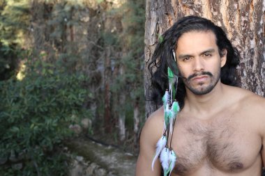 Yakışıklı, üstsüz, uzun saçlı genç bir adamın portresi.