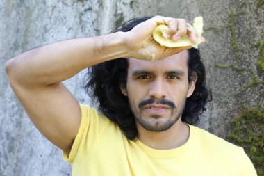 Dışarıdaki sarı tişörtlü yakışıklı genç adamın portresi.