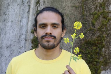 Dışarıdaki sarı tişörtlü yakışıklı genç adamın portresi.