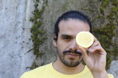 Dışarıdaki sarı tişörtlü yakışıklı genç adamın portresi.