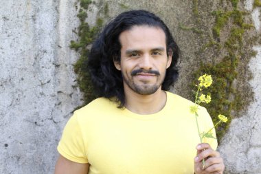 Dışarıdaki sarı tişörtlü yakışıklı genç adamın portresi.